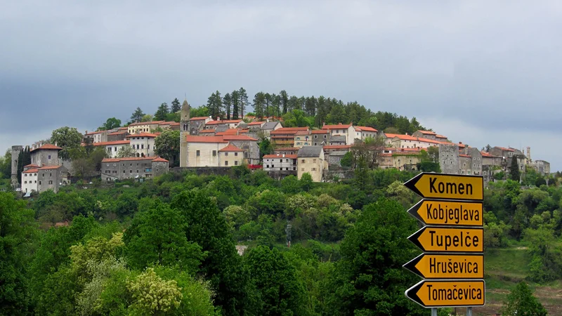 Fotografija: Od sobote bodo v obalno-kraški regiji ponovno zaprte nekatere trgovine in storitve, kot to velja v t. i. rdeči fazi. FOTO: Blaž Samec/Delo