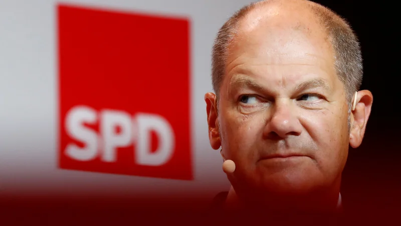 Fotografija: Kanclerski kandidat SPD Olaf Scholz volivce pred letošnjimi parlamentarnimi volitvami nagovarja z višjo obdavčitvijo bogatejših. FOTO: Fabrizio Bensch/Reuters