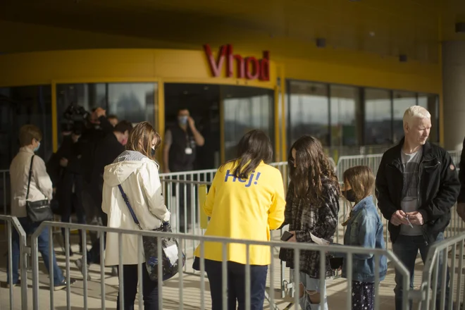 Prvi obiskovalci trgovskega centra Ikea. FOTO: Jure Eržen/Delo