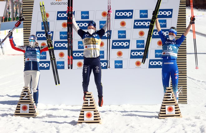 Zlata Švedinja Jonna Sundling, srebrna Norvežanka Maiken Caspersen Falla in bronasta Slovenka Anamarija Lampič (desno) slavijo svoja odličja. FOTO: Kai Pfaffenbach/Reuters