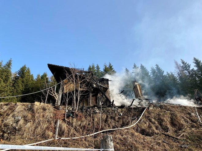 Še pred zaključeno preiskavo je jasno, da je koča, ki so jo obnovili pred desetimi leti, popolnoma uničena. FOTO: Planinska zveza Slovenije