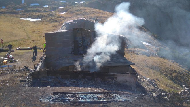Kocbekov dom na Korošici je zgorel potem, ko je planinka namesto vode na plinskem štedilniku grela petrolej. FOTO: Picasa