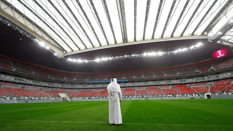 Fotografija: Gradnja stadionov za nogometno svetovno prvenstvo leta 2022 v Katarju je zahtevala velik krvni davek. Foto Kai Pfaffenbach/Reuters