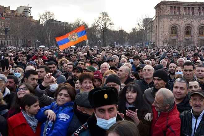 Podporniki Nikola Pašinjana so se danes zbrali v središču Erevana. FOTO: Karen Minasyan/AFP