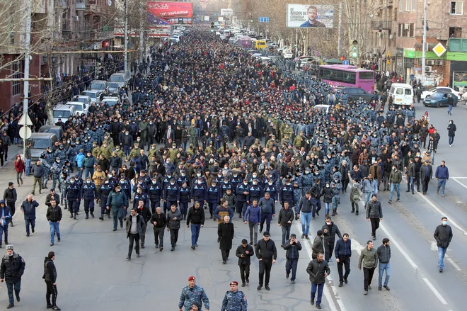 Pašinjanovi podporniki so se udeležili shoda v podporo predsedniku vlade. FOTO: Stepan Poghosyan/photolure Via Reuters