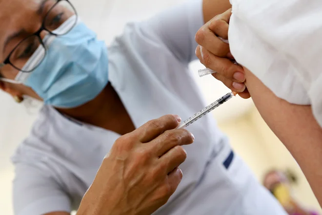 Pfizer in BioNTech preizkušata učinkovitost tretjega odmerka. FOTO: Stringer Reuters