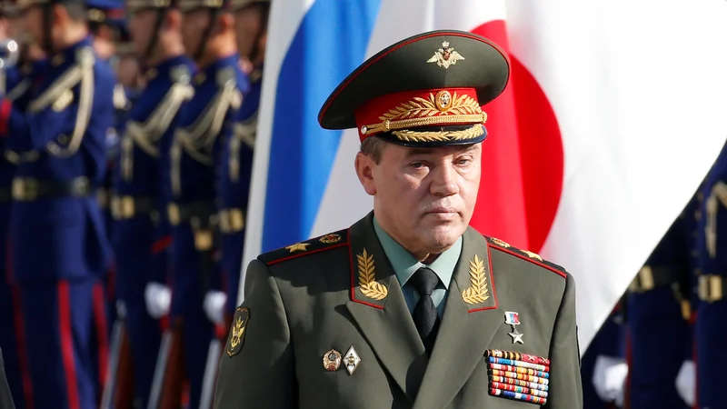 Fotografija: Manipuliranje z javnim mnenjem prek lažnih profilov na twitterju je klasična digitalna strategija posrednega delovanja, ki jo je v svoji doktrini zapisal ruski general Valerij Gerasimov. FOTO: Toru Hanai/Reuters