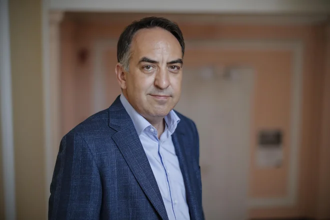 Brane Golubović, vodja poslanske skupine LMŠ, je podpisal poziv za razjasnitev statusa Desusa v parlamentu. FOTO: Uroš Hočevar