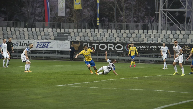 Fotografija: Koper je po treh sušnih kolih in prvič letos osvojil vse tri točke, potem ko je Darko Mišić dosegel edini gol proti Muri. FOTO: Sara Glavina