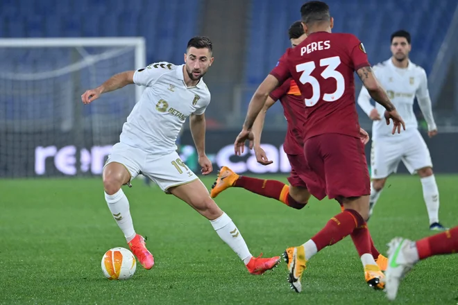 Andraž Šporar med branilci Rome. FOTO: Alberto Pizzoli/AFP