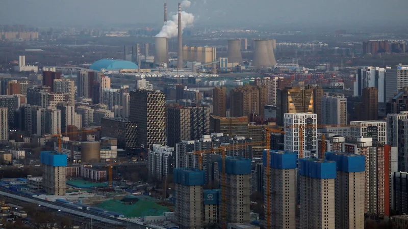 Fotografija: V predmestju Pekinga rasejo nove stanovanjske stolpnice v bližini termoelektrarne.
FOTO: Tingshu Wang/Reuters