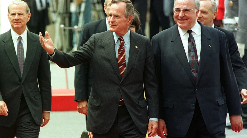 Fotografija: Predsednik ZDA George Bush in nemški kancler Helmut Kohl ter ameriški državni sekretar James Baker FOTO: Michael Urban/Reuters