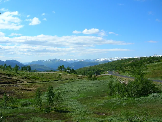 Ikejina postelja Hemnes, kakor se danes imenuje cel nabor pohištva za spalnico, dnevno sobo, predsobo in kopalnico, je dobila ime po kraju na Norveškem. Pogled z gore Korgfjellet v Hemnesu.
