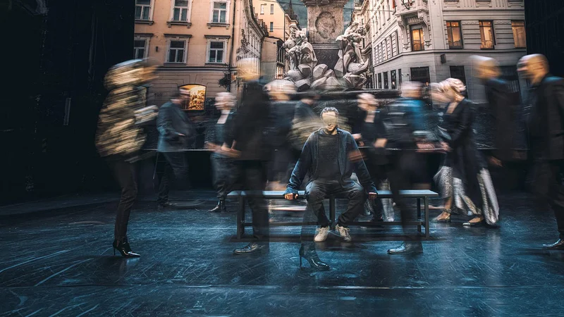 Fotografija: Med zadnjimi spletnimi premierami smo lahko v MGL videli omnibus treh zgodb Tišina med nami, ki je postavljen prav v čas epidemije covida-19. FOTO: Peter Giodani