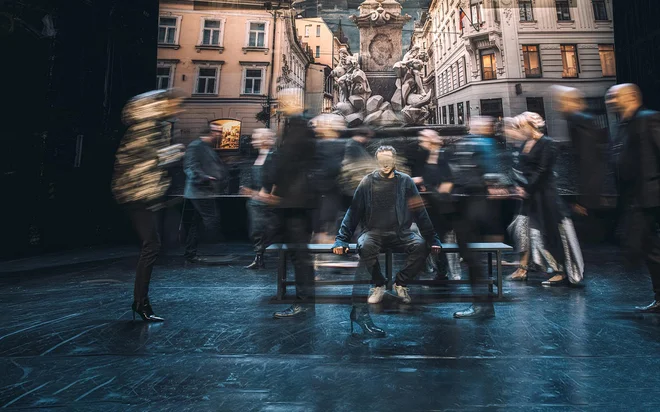 Med zadnjimi spletnimi premierami smo lahko v MGL videli omnibus treh zgodb <em>Tišina med nami</em>, ki je postavljen prav v čas epidemije covida-19. FOTO: Peter Giodani