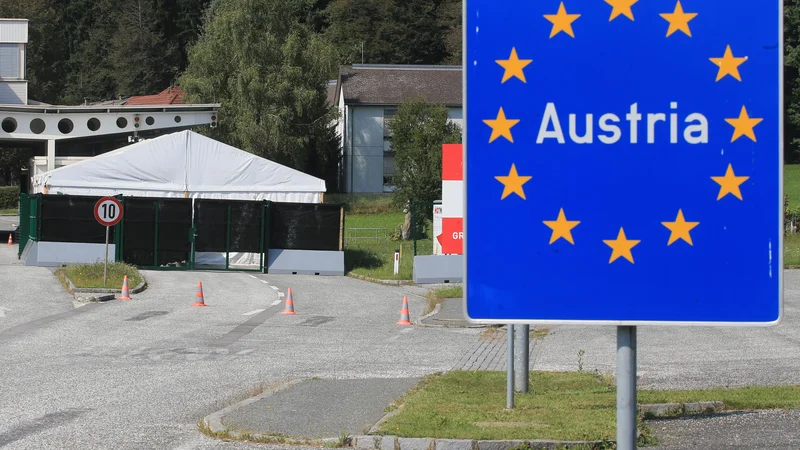 Državna cesta na tretji razvojni osi se bo končala na mejnem prehodu Holmec. FOTO: Tadej Regent/Delo