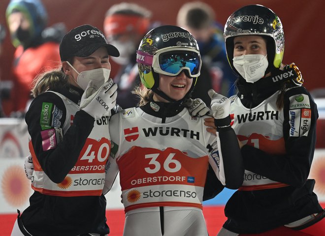Veselje z Emo Klinec (na sredini) sta delili Nika Križnar (levo) in Urša Bogataj (desno). FOTO: Christof Stache/AFP