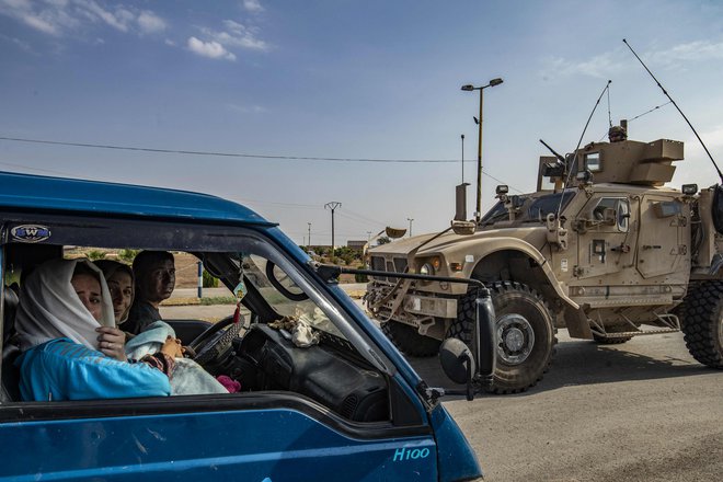 Ameriško vojaško vozilo v Siriji lani oktobra. Foto Delil Souleiman/Afp