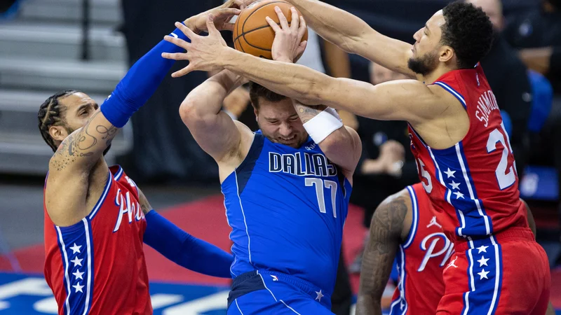 Fotografija: Z odlično obrambo so košarkarji Philadelphie omejili prvega zvezdnika Dallasa Luko Dončića in opravili levji delež naloge za prepričljivo zmago. FOTO: Bill Streicher/Usa Today Sports