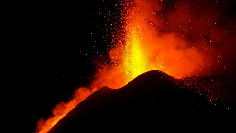 Fotografija: V ponedeljek je Etna najmočneje bruhnila te dni, saj je lavo pognala kar 1500 metrov visoko. FOTO: Antonio Parrinello Reuters