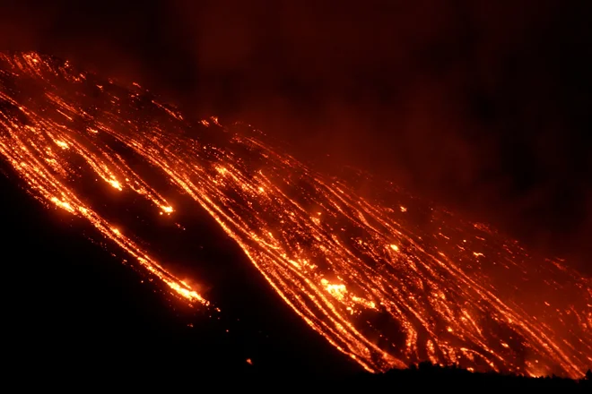Lava k sreči ne ogroža mest pod vulkanom. FOTO: Antonio Parrinello Reuters