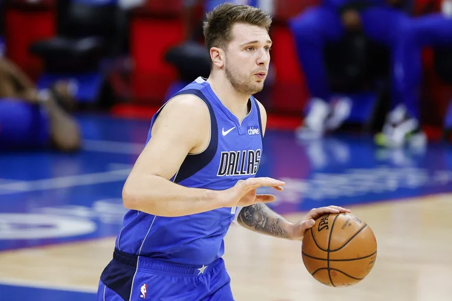 Najboljši dosežek Luke Dončića v tej sezoni lige je 16 asistenc,&nbsp; lani jih je na tekmi z Milwaukeejem zbral kar 19. FOTO: Tim Nwachukwu/AFP