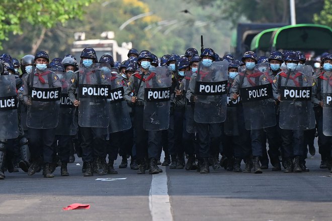 Policisti so v Rangunu. FOTO: Ye Aung Thu/AFP