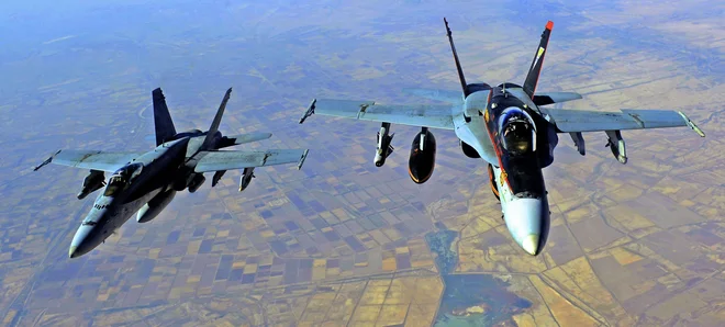 V ameriškem bombnem napadu na vzhodu Sirije je umrlo najmanj 22 ljudi. FOTO: AFP