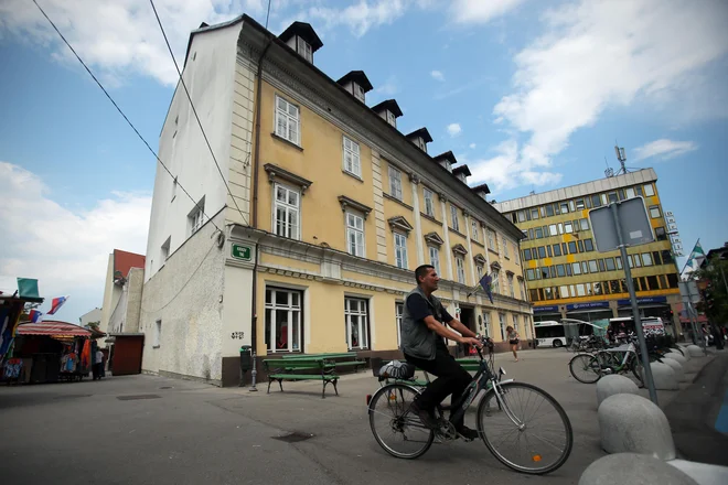 Predvidena dogradnja Mahrove hiše sega prek srednjeveškega obzidja in zmanjšuje prostor odprte tržnice. Mahrova hiša je bila zgrajena leta 1843 zunaj mestnega obzidja kot imenitni hotel Bahabirt. Foto Uroš Hočevar/Delo