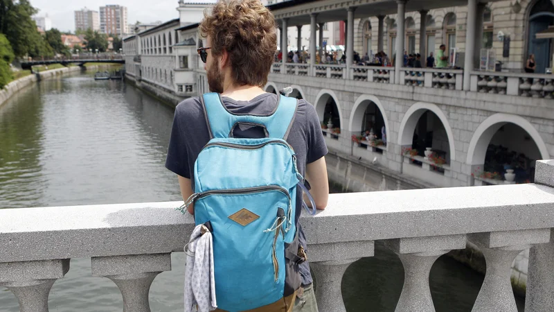 Fotografija: Po načrtih biroja Kombinat sega štirietažna podzemna garaža globoko pod nivo Ljubljanice, ki teče ob tržnici, in kot jez preusmerja podzemne tokove izpod Grajskega hriba proti nadškofiji in stolnici. Foto Mavric Pivk