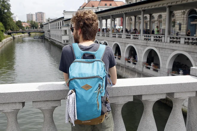 Po načrtih biroja Kombinat sega štirietažna podzemna garaža globoko pod nivo Ljubljanice, ki teče ob tržnici, in kot jez preusmerja podzemne tokove izpod Grajskega hriba proti nadškofiji in stolnici.&nbsp;Foto Mavric Pivk