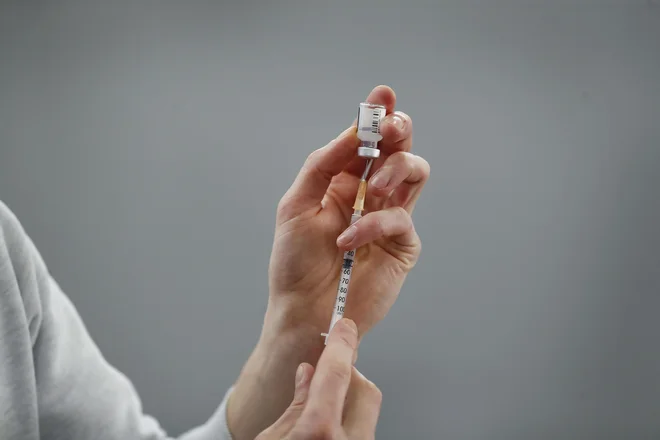 Problem je po eni strani v času nabave in zadostni količini cepiva, po drugi strani pa v omejeni produkcijski zmogljivosti izdelovalcev cepiva. Hkrati se velike količine cepiva usmerjajo v Veliko Britanijo. Foto Leon Vidic/Delo