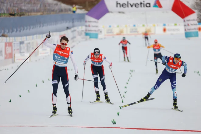 Norveški šampion Jarl Magnus Riiber (levo) je v finišu strl odpor Finca Ilkke Herole (desno). FOTO: Odd Andersen/AFP
