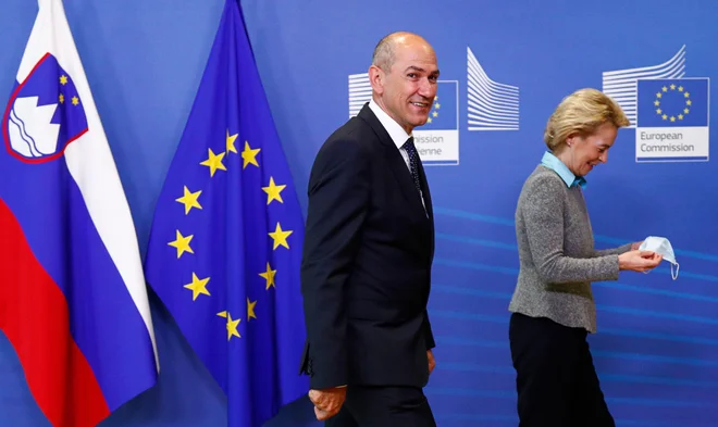 Premier Janez Janša svojo interpretacijo slovenske realnosti izvaža tudi v pismu predsednici evropske komisije Ursuli von der Leyen. FOTO: Francois Lenoir/Reuters