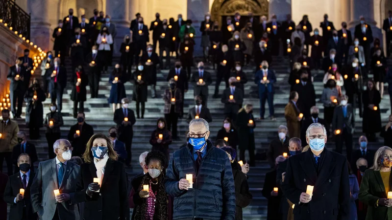 Fotografija: Minuta molka v ameriškem kongresu zaradi več kot pol milijona žrtev covida-19. Foto Al Drago/AFP