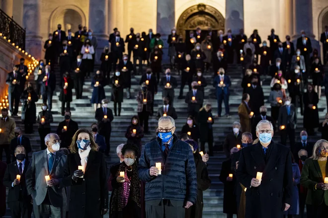 Minuta molka v ameriškem kongresu zaradi več kot pol milijona žrtev covida-19. Foto Al Drago/AFP