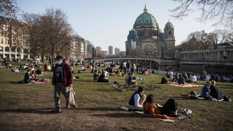Fotografija: Toplo vreme je zvabilo na prosto številne Berlinčane, ki si želijo vrnitev v normalnost.
Foto Stefanie Loos/AFP