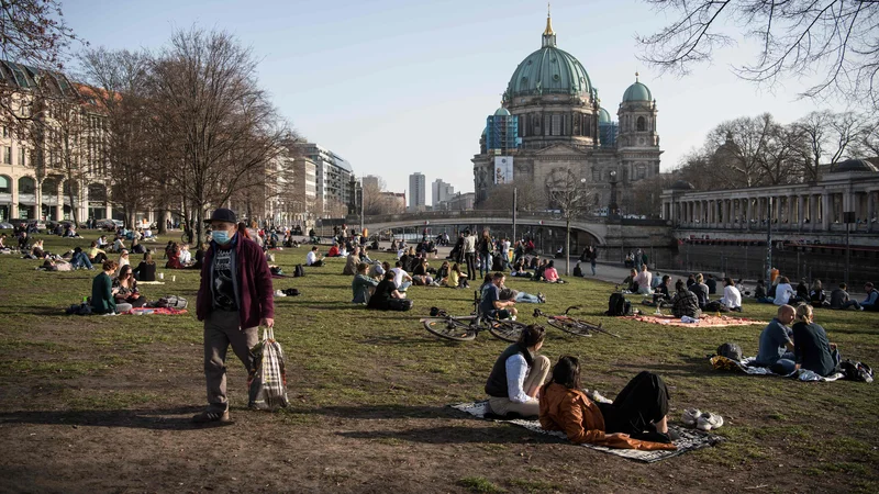 Fotografija: Toplo vreme je zvabilo na prosto številne Berlinčane, ki si želijo vrnitev v normalnost.
Foto Stefanie Loos/AFP