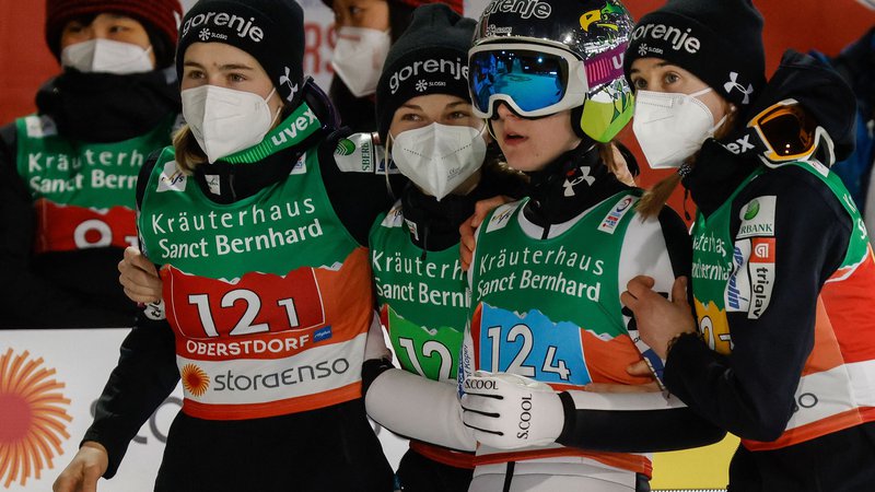 Fotografija: Nika Križnar, Špela Rogelj, Ema Klinec in Urša Bogataj so po razburljivem finalu takole nestrpno pogledovale na semafor rezultatov. FOTO: Odd Andersen/AFP
