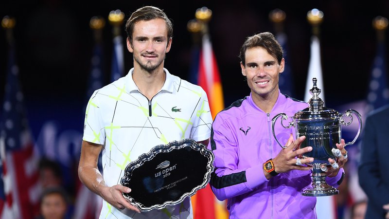 Fotografija: Zmagovalec Rafael Nadal (desno) in finalist Daniil Medvedjev po predlanskem turnirju na odprtem prvenstvu ZDA. FOTO: Johannes Eisele/AFP
