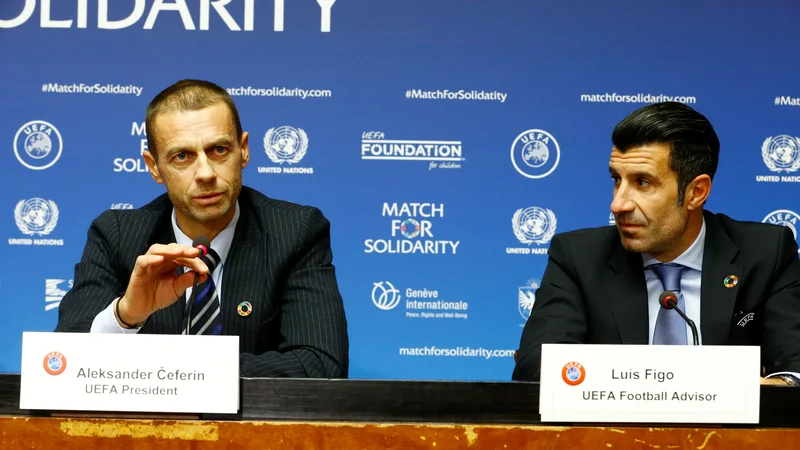 Fotografija: Aleksander Čeferin si je za osebnega svetovalca izbral prav nekdanjega odličnega nogometaša Luisa Figa. FOTO: Pierre Albouy/Reuters