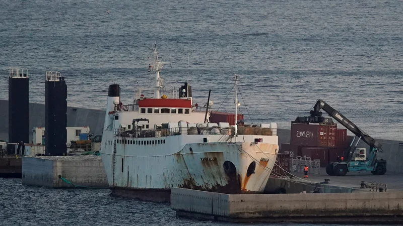 Fotografija: Ladja Karim Allah, ki je prevažala skoraj tisoč glav goveda s sumom na okužbo z boleznijo modrikastega jezika, je trenutno v pristanišču Escombreras v španski Cartageni. FOTO: Juan Medina/Reuters