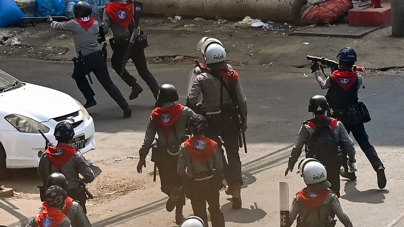 Fotografija: Policija lovi protestnike po razbitju demonstracij proti vojaškemu udaru. FOTO: Ye Aung Thu/Afp