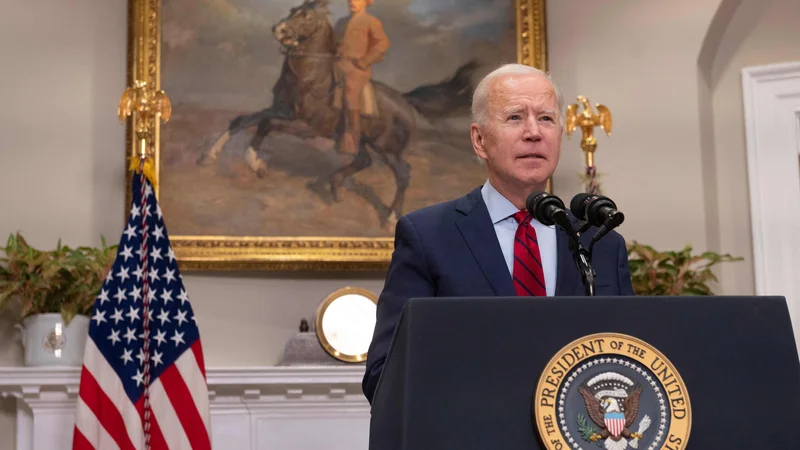 Fotografija: Biden je že pozdravil izid glasovanja v predstavniškem domu in k čimprejšnji potrditvi pozval tudi senat. FOTO: Andrew Caballero-Reynolds/Afp