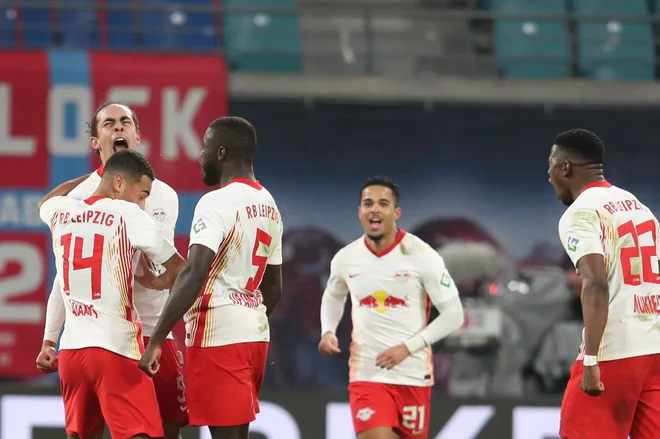 Leipzig je nadoknadil dva gola zaostanka in vknjižil pomembno zmago v lovu za Bayernom. FOTO: Ronny Hartmann/AFP