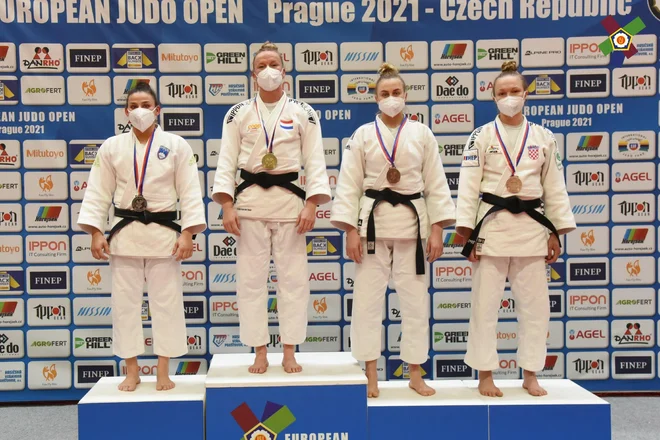 Lia Ludvik (levo) se je v Pragi ovenčala s srebrno kolajno. FOTO: Sören Starke/EJU