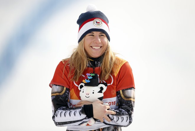 Ester Ledecka, ki se odlikuje tako v alpskem deskanju kot smučanju, bo glavna tuja zvezdnica na Rogli. FOTO: Matej Družnik