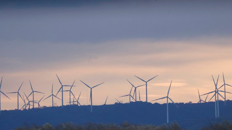 Fotografija: Že leta 2030 naj bi po vseh scenarijih študije univerze Princeton sonce in veter dala med tretjino in polovico energije za ZDA. Foto Yara Nardi/Reuters