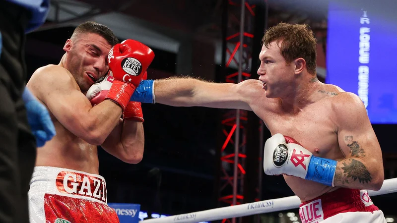 Fotografija: Saul Alvarez (desno) je brez večjih težav premagal Avnija Yildirima. FOTO: Ed Mulholland/AFP