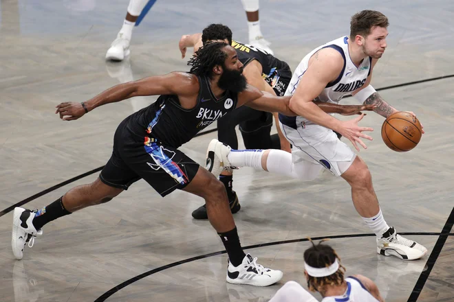 James Harden (levo) po porazu ni skoparil s pohvalami na račun Luke Dončića. FOTO: Sarah Stier/AFP